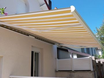 𝐋𝐈𝐌𝐎𝐆𝐄𝐒
• Pose : 31 juillet
• Dimensions : 5 x 3,5 m

Installation d'un superbe store banne FELICIA bicolore ☀
✅ Automatisme vent-soleil 
✅ Éclairage LED...